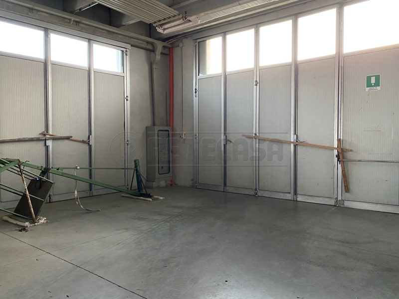 Capannone in Affitto a Nove, 3'200€, 1400 m²