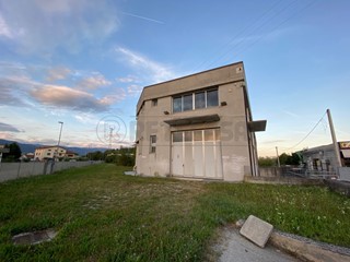 Capannone in Affitto a Nove, 3'200€, 1400 m²