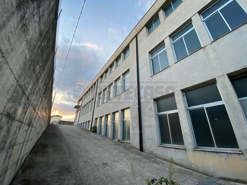 Capannone in Affitto a Nove, 1'800€, 700 m²