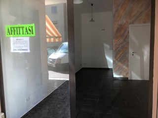 Immobile commerciale in Affitto a Imperia, zona Borgo San Moro - Via Trento 35, 450€