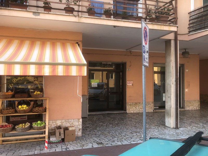 Immobile commerciale in Affitto a Imperia, zona Borgo San Moro - Via Trento 35, 450€