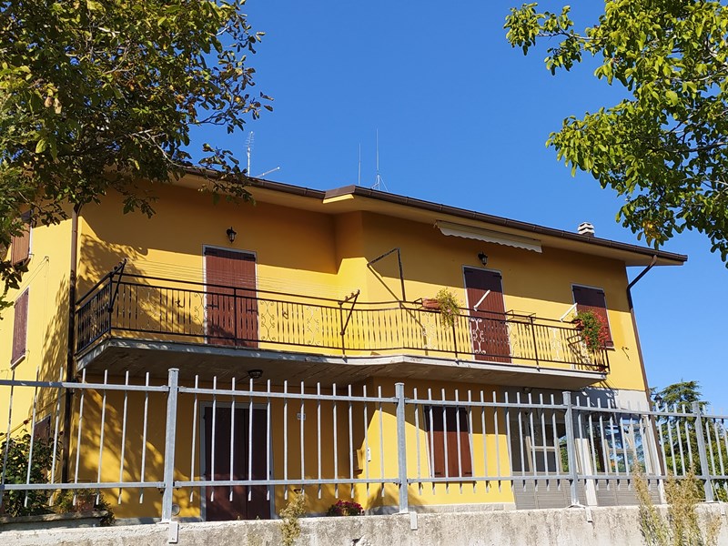 Villa bifamiliare in Vendita a Serramazzoni, zona Stella Va' Bartolacelli, 330'000€, 270 m², arredato