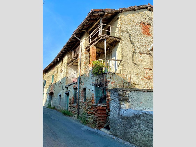 Casa Semi Indipendente in Vendita a Mioglia, 50'000€, 200 m²