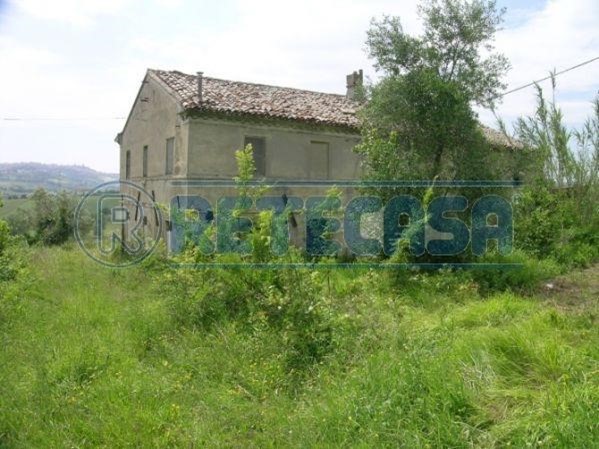 Casale in Vendita a Ancona, zona ancona sud, 240'000€, 450 m²