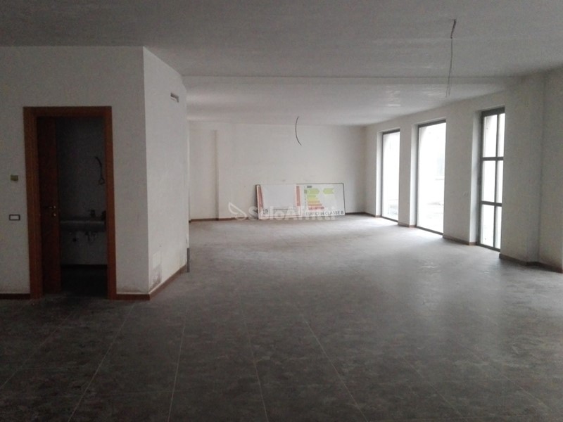 Capannone in Affitto a Saronno, 1'600€, 180 m², con Box