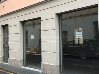 Capannone in Affitto a Saronno, 1'600€, 180 m², con Box