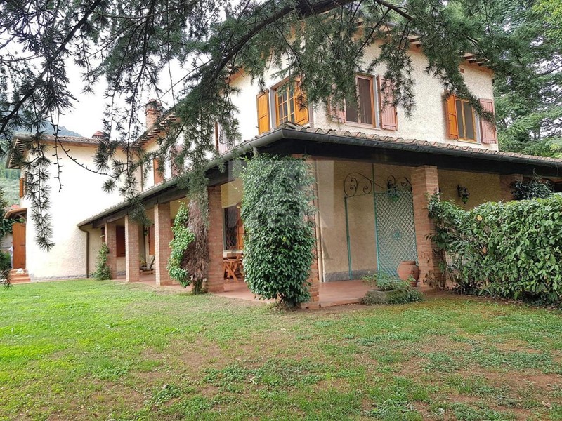 Casa Indipendente in Vendita a Lucca, 430 m², con Box