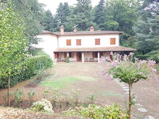 Casa Indipendente in Vendita a Lucca, 430 m², con Box