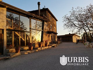 Casale in Vendita a Assisi, zona San Presto , 450'000€, 500 m²