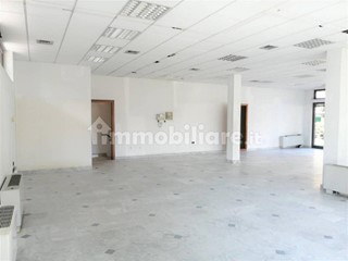 Immobile commerciale in Affitto a Massa, 3'500€, 353 m²
