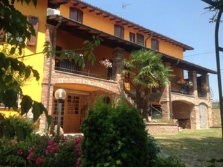 Villa in Vendita a Santa Maria della Versa, 320'000€, 300 m²