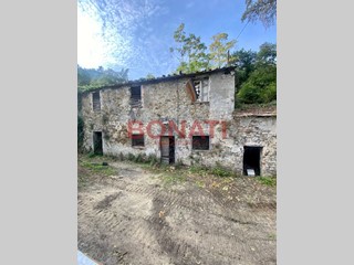 Casa Indipendente in Vendita a La Spezia, zona Periferia Est, 200'000€, 255 m²