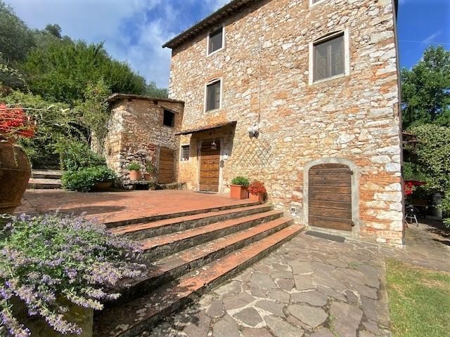Casa di corte in Vendita a Lucca, zona Vicopelago, 1'100'000€, 330 m²