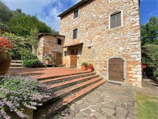 Casa di corte in Vendita a Lucca, zona Vicopelago, 1'100'000€, 330 m²