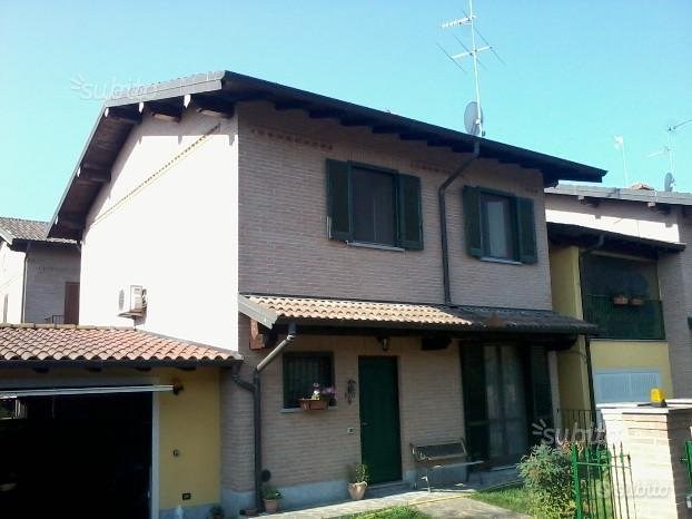 Villa in Vendita a Linarolo, zona Residenziale, 280'000€, 140 m²