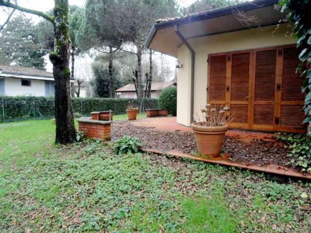 Villa in Vendita a Massa, zona Ronchi, 830'000€, 210 m², arredato, con Box