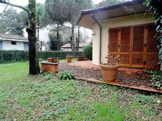 Villa in Vendita a Massa, zona Ronchi, 830'000€, 210 m², arredato, con Box