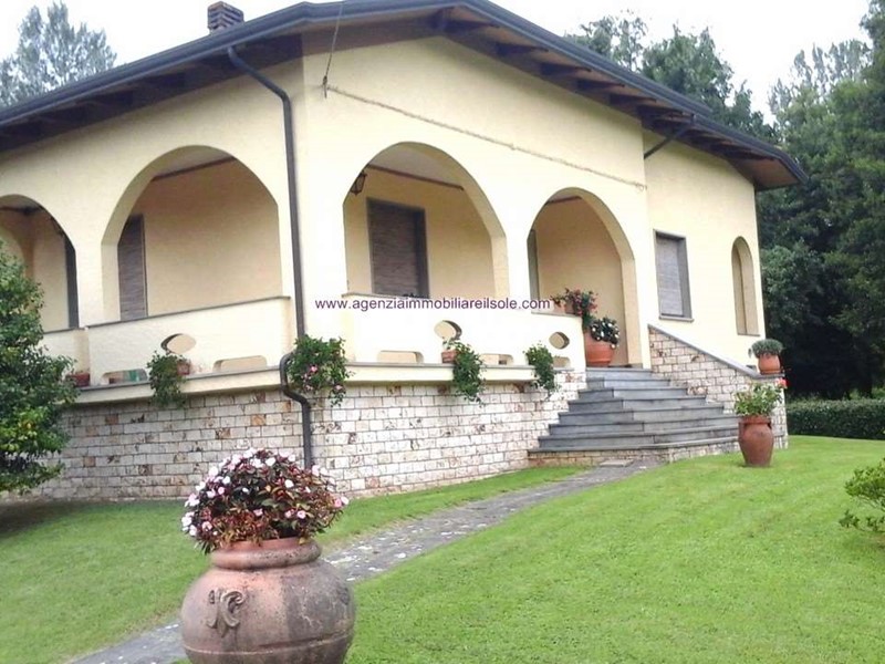 Appartamento in Vendita a Montignoso, zona Cervaiolo, 200 m², arredato