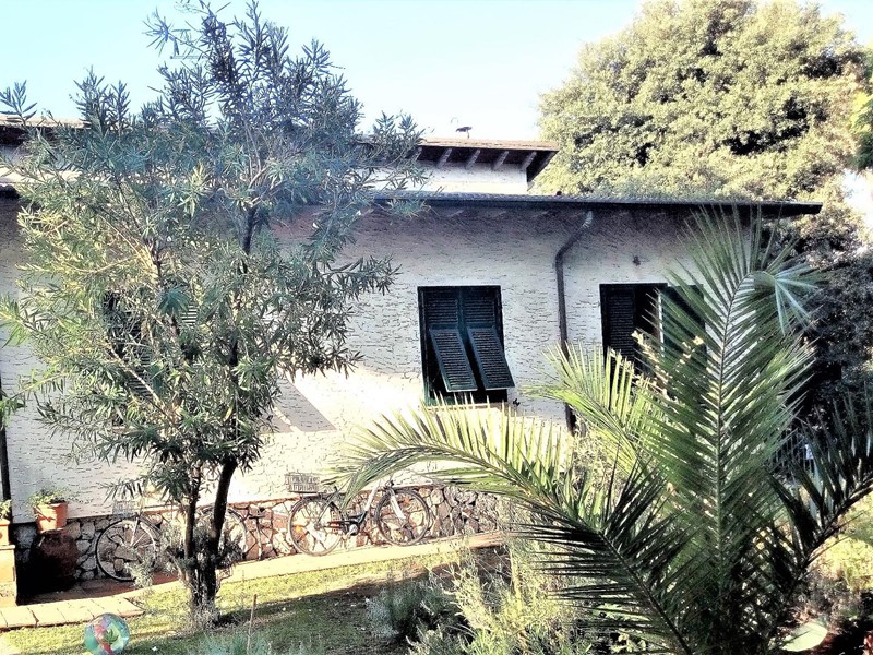 Villa in Vendita a Massa, zona Marina di Massa, 550'000€, 150 m², arredato