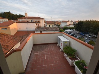 Appartamento in Vendita a Camaiore, zona Capezzano Pianore, 240'000&euro;, 100 m²