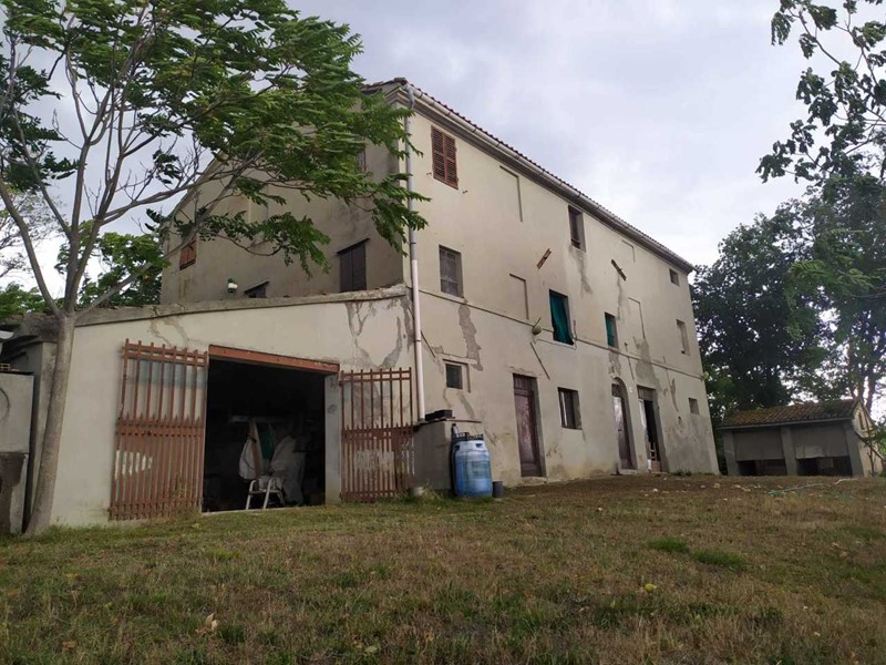 Casale in Vendita a Morro d'Alba, 159'000€, 250 m²