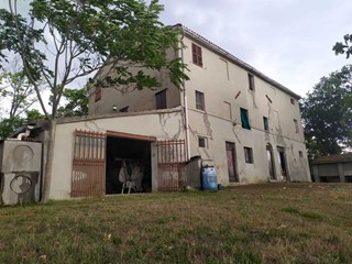 Casale in Vendita a Morro d'Alba, 159'000€, 250 m²