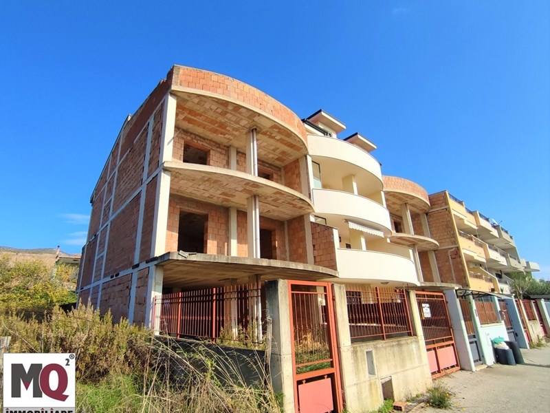 Villa in Vendita a Caserta, zona Mondragone, 150'000€, 300 m², con Box