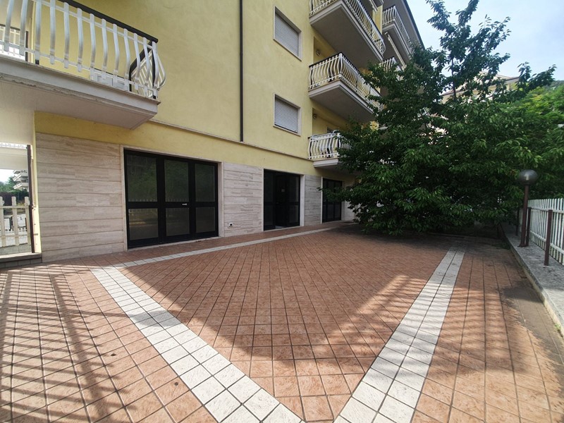 Box in Vendita a L'Aquila, zona Pettino, 78'000€, 110 m²