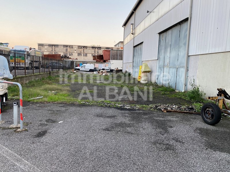 Immobile commerciale in Affitto a Arcola, zona Zona industriale, 600&euro;, 600 m²