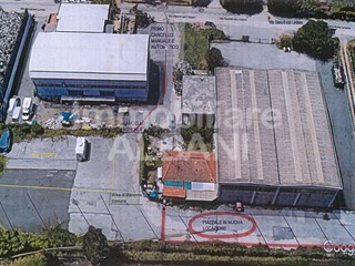Immobile commerciale in Affitto a Arcola, zona Zona industriale, 600€, 600 m²