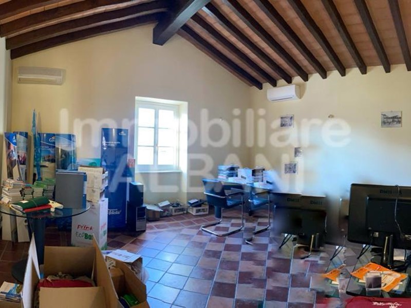 Ufficio in Affitto a Sarzana, 1'000€, 100 m², arredato