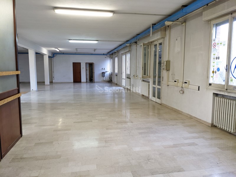 Laboratorio in Affitto a Modena, 600€, 204 m²