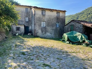 Casale in Vendita a Pescaglia, zona Nord, 250'000€, 420 m², con Box