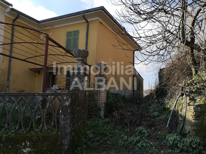 Casa Semi Indipendente in Vendita a Follo, 95'000€, 208 m²
