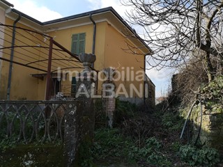Casa Semi Indipendente in Vendita a Follo, 95'000€, 208 m²