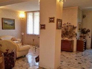 Villa in Vendita a Roma, zona Romanina, 649'000€, 550 m²