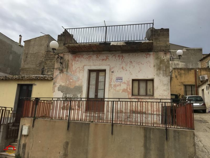 Casa Indipendente in Vendita a Vittoria, zona Via Hipparis n. 36 , 20'000€, 65 m²