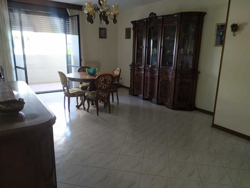 Quadrilocale in Vendita a Terni, 93'000€, 110 m², con Box