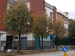 Immobile commerciale in Affitto a Afragola, zona CORSO MERIDIONALE, ANGOLO VIA ALCIDE DE GASPERI, 100 m²