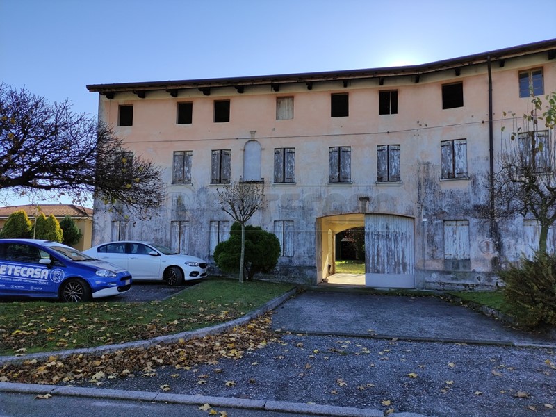 Casale in Vendita a Sedegliano, 150'000€, 300 m²