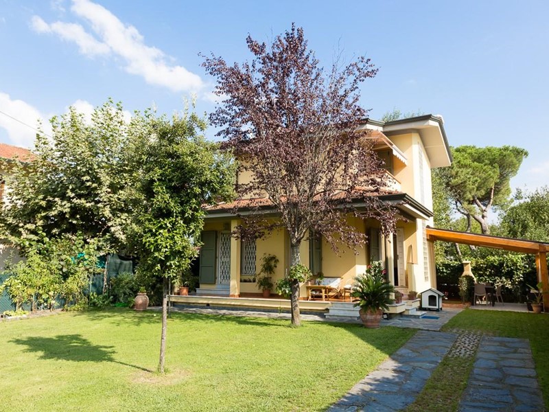 Casa Indipendente in Vendita a Massa, zona Poveromo, 570'000€, 110 m²