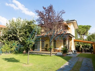 Casa Indipendente in Vendita a Massa, zona Poveromo, 570'000€, 110 m²