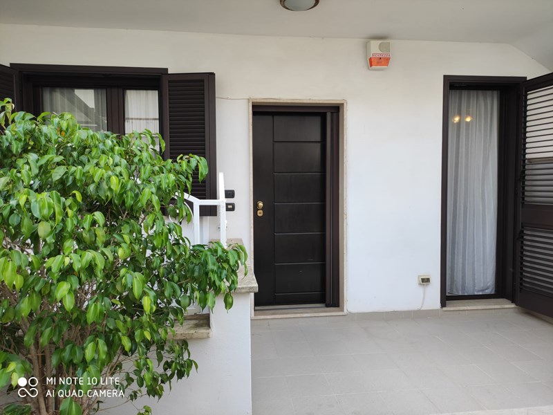 Villa bifamiliare in Vendita a Cavallino, zona Castromediano, 199'000€, 130 m², con Box