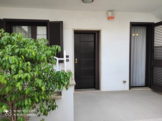 Villa bifamiliare in Vendita a Cavallino, zona Castromediano, 199'000€, 130 m², con Box