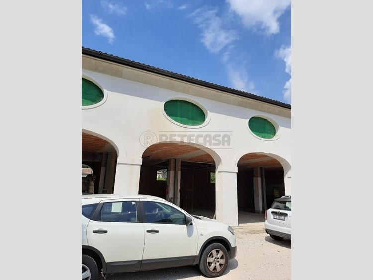 Immobile commerciale in Vendita a Campodoro, 680'000€, 1200 m²