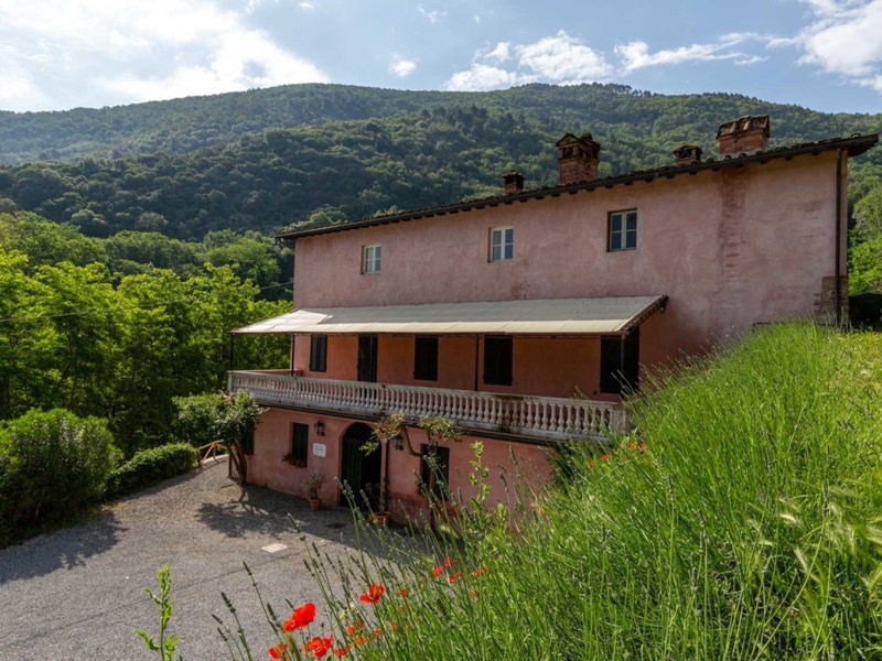 Casa Indipendente in Vendita a Lucca, zona gattaiola, 1'100'000€, 375 m², con Box