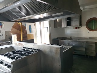 Capannone in Affitto a Lucca, zona San Concordio Contrada, 4'000€, 200 m²