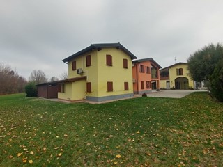 Casa Indipendente in Vendita a Modena, zona Villanova, 720'000€, 200 m², con Box
