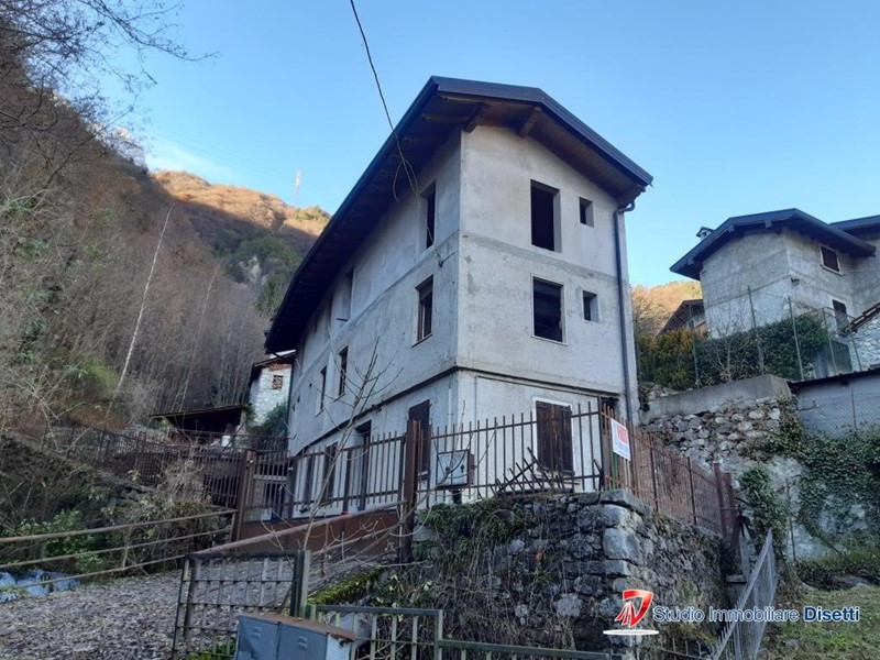Villa in Vendita a Cerveno, 49'000€, 270 m²