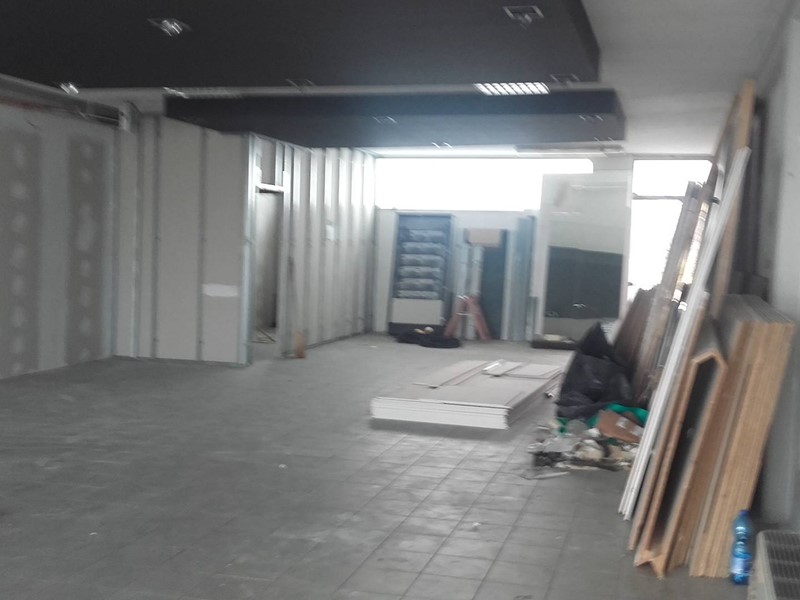 Attività commerciale in Affitto a Capannori, zona Lunata, 1'900€, 135 m²
